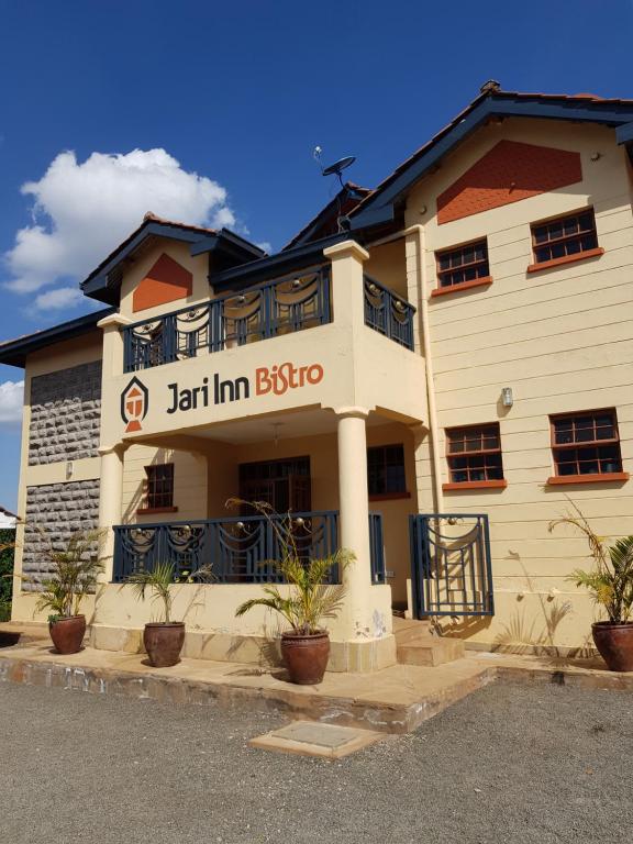 un edificio con un cartello che legge "Pant Inn Bistro" di Jari Inn Bistro a Ngong