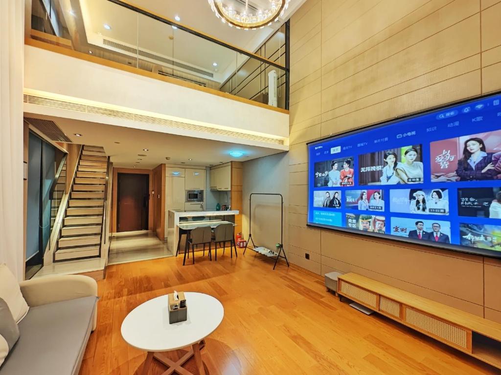 TV a/nebo společenská místnost v ubytování 邻致公寓东站中汇店