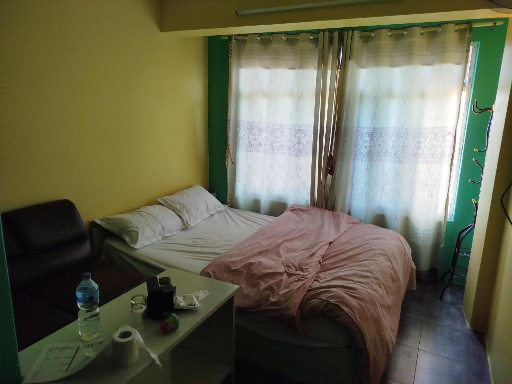 Un pat sau paturi într-o cameră la Godawari villa guest house