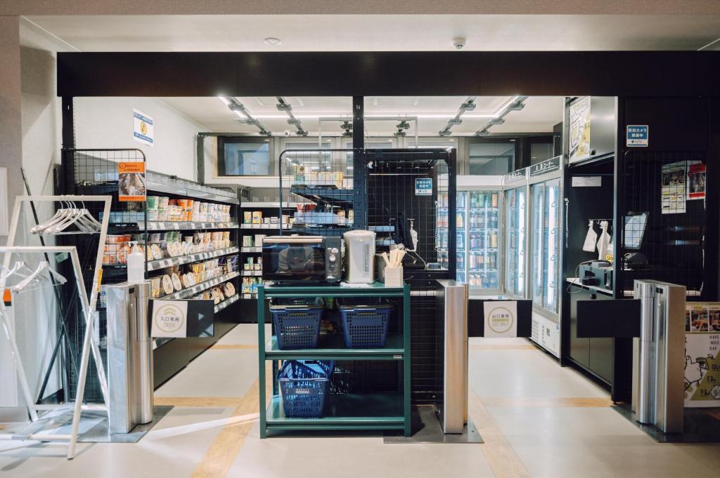 Supermarket nebo jiné obchody v  hotelu nebo okolí