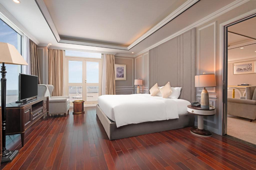峴港的住宿－Royal Lotus Hotel Danang，卧室配有白色的床和电视。