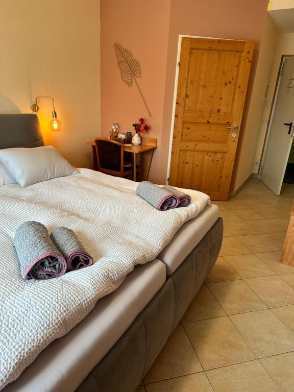a bedroom with a bed with two towels on it at Brauner Bär in Altenberg