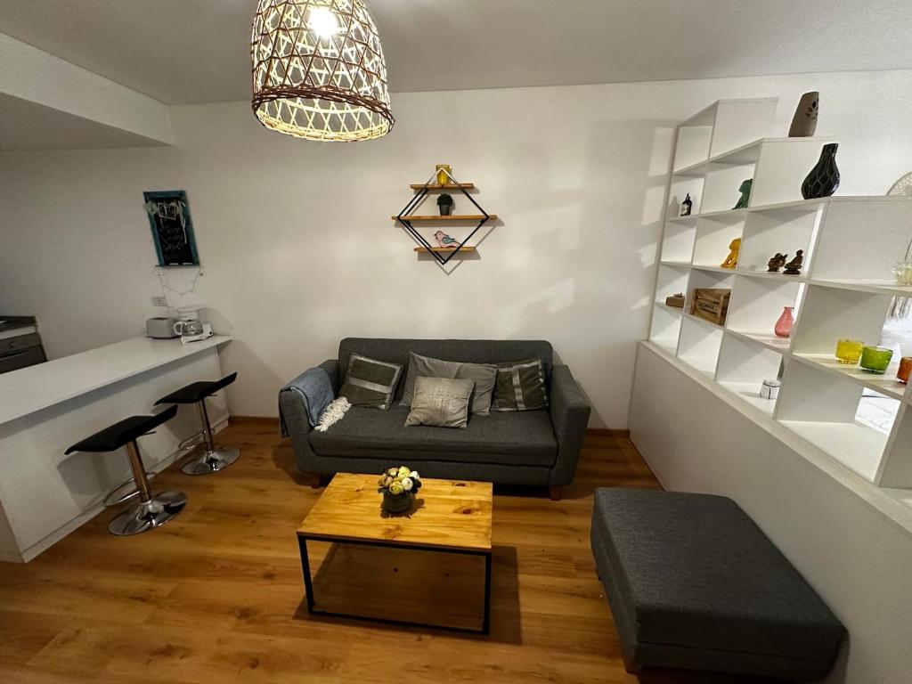 - un salon avec un canapé et une table dans l'établissement Av Julio A Roca - Monserrat, à Buenos Aires