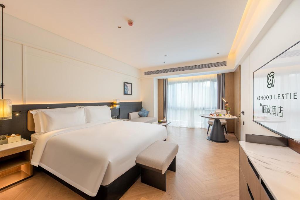 Postel nebo postele na pokoji v ubytování Mehood Lestie Hotel Pazhou Convention and Exhibition Center Branch - Free Shuttle Bus to Canton Fair Complex During Canton Fair Period
