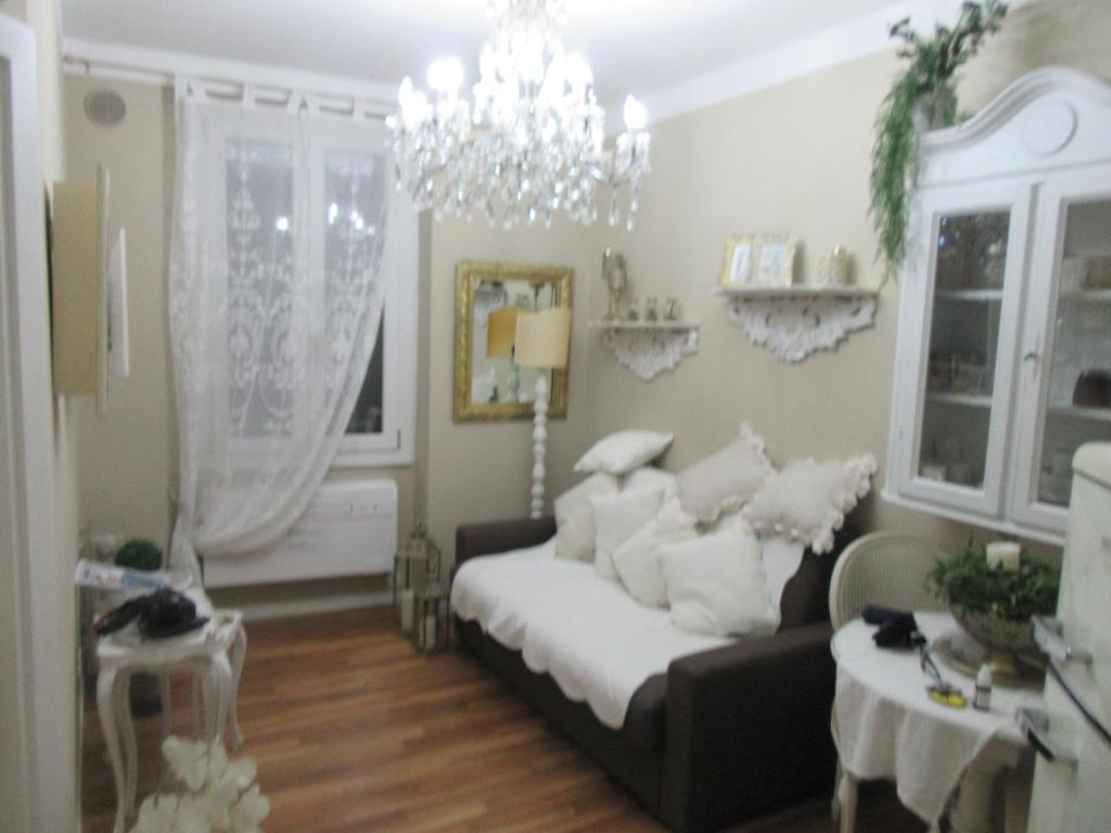 - un salon avec un canapé et un lustre dans l'établissement Castelvecchio Loft, à Vérone