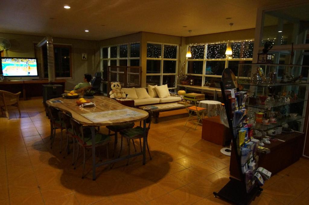 西歸浦的住宿－猊來度假屋，客厅配有桌子和沙发