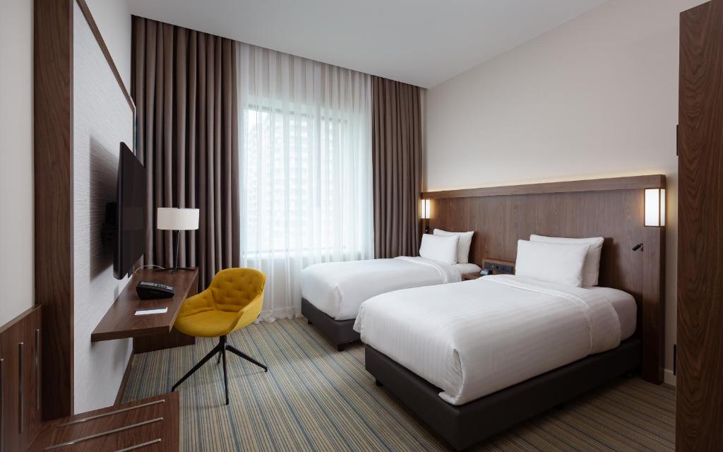 Postel nebo postele na pokoji v ubytování Courtyard by Marriott Baku