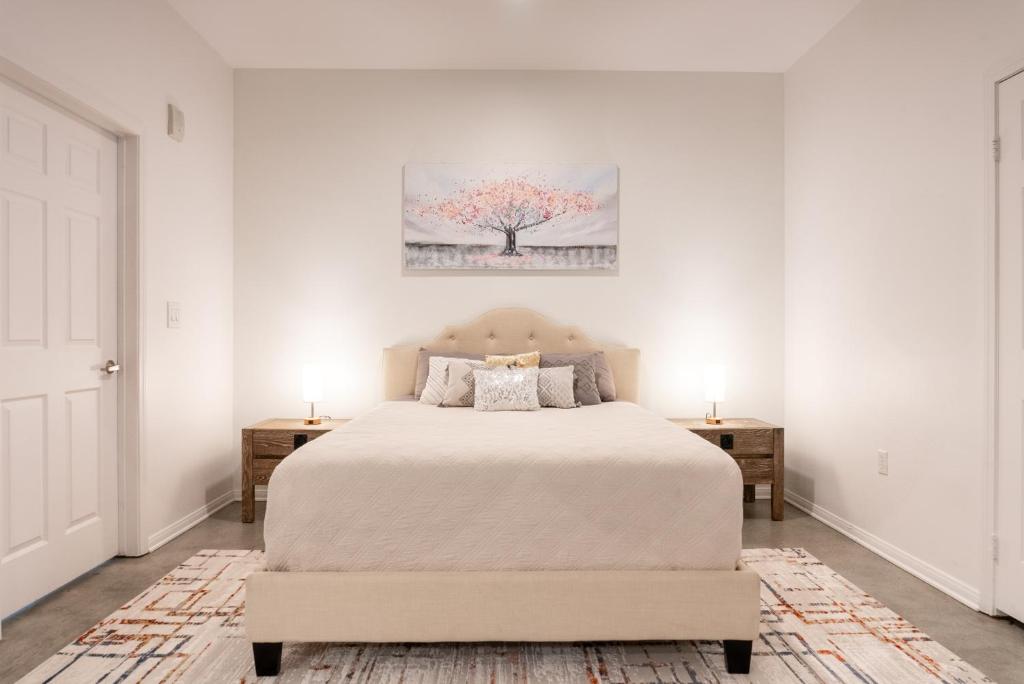 1 dormitorio blanco con 1 cama y 2 mesitas de noche en Cozy Huge LOFT for Live and Work, en Los Ángeles
