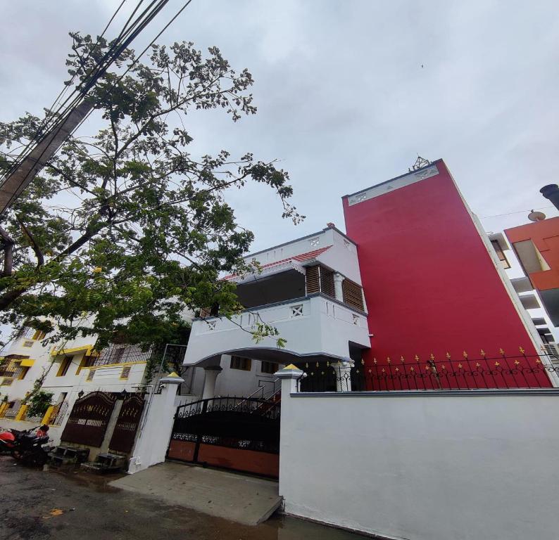 um edifício branco e vermelho com uma parede vermelha em Maison Nataraja em Pondicherry