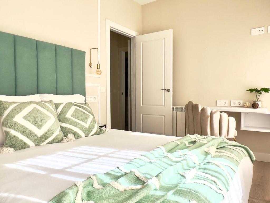 - une chambre avec un lit doté d'une tête de lit verte dans l'établissement Varillas Luxury Home I y II, à León