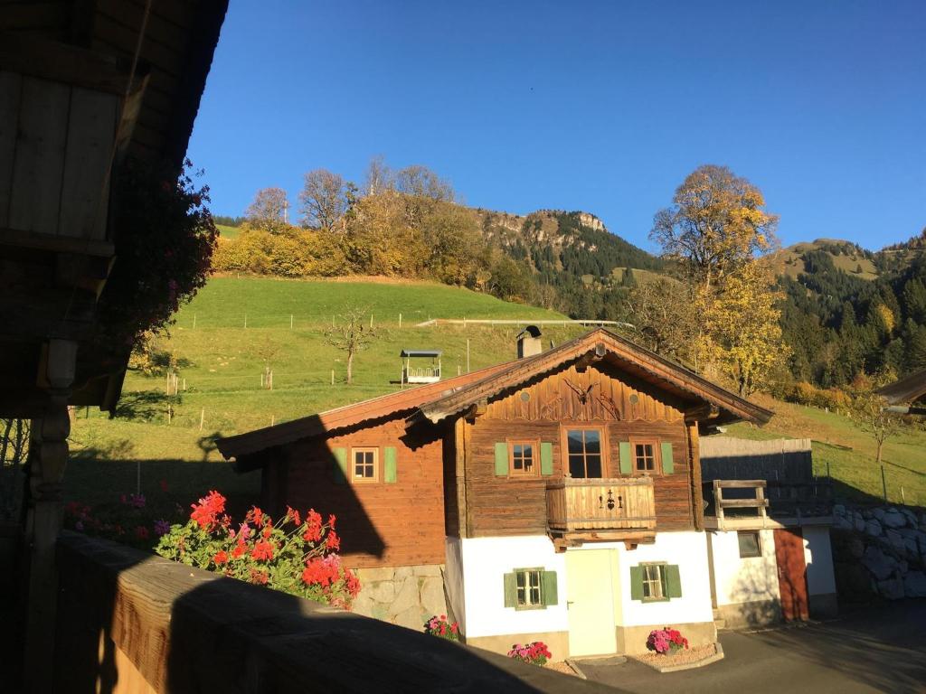 uma pequena casa com uma varanda em cima em Bauernhof Sinnersberg em Kitzbühel