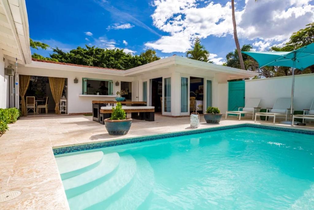 ein Pool vor einem Haus in der Unterkunft 4 BR Villa on Seventh Hole in La Romana