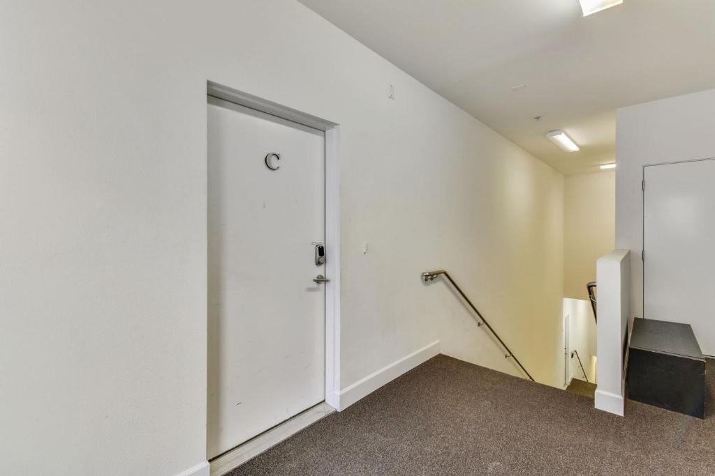 een lege kamer met een witte deur en een trap bij Freestyle in Brian Head