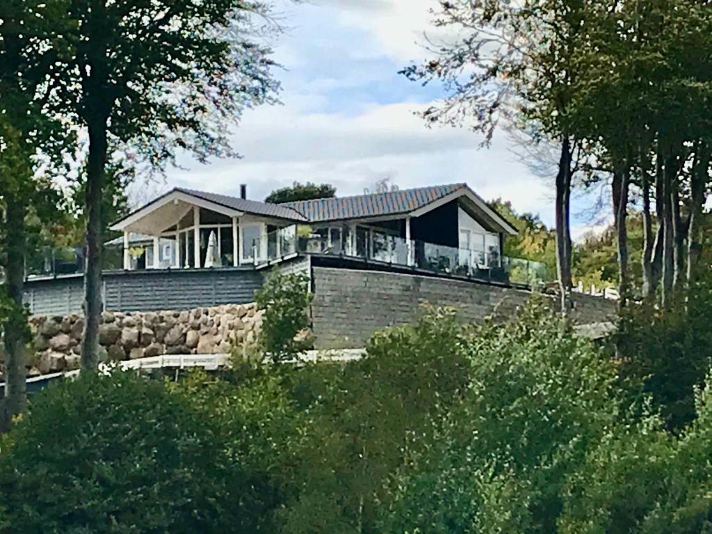 Casa grande con pared de piedra en Holiday Home With Exceptional Sea View, en Børkop