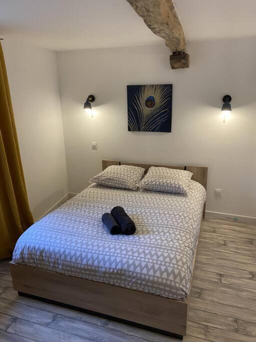 - une chambre avec un lit et 2 chaussons dans l'établissement Maison village rénovée tout équipée, à Saix