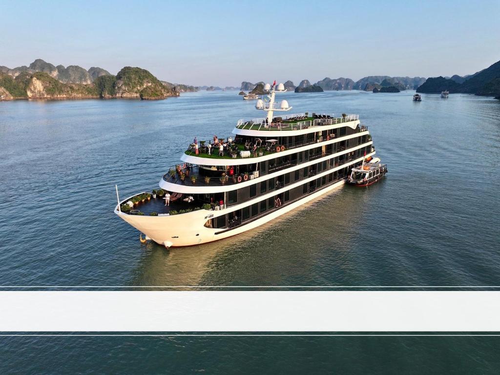 ein Kreuzfahrtschiff mit Leuten auf dem Wasser in der Unterkunft Venus Halong Cruises in Hạ Long