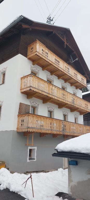 een gebouw met houten balkons aan de zijkant bij Ferienwohnungen Lexahaus in Liesing