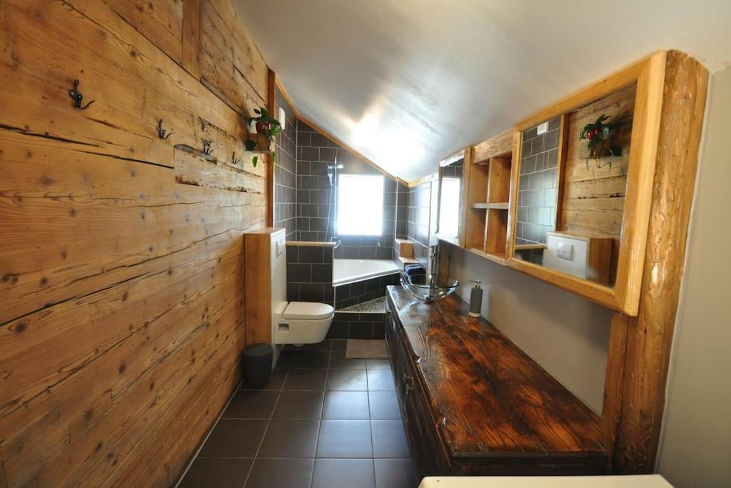 Postel nebo postele na pokoji v ubytování Lakeview Family Apartment