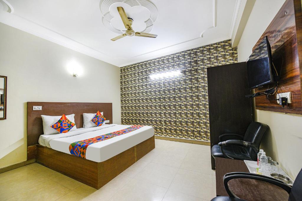 pokój hotelowy z łóżkiem i telewizorem w obiekcie FabExpress Smart Stay w Nowym Delhi