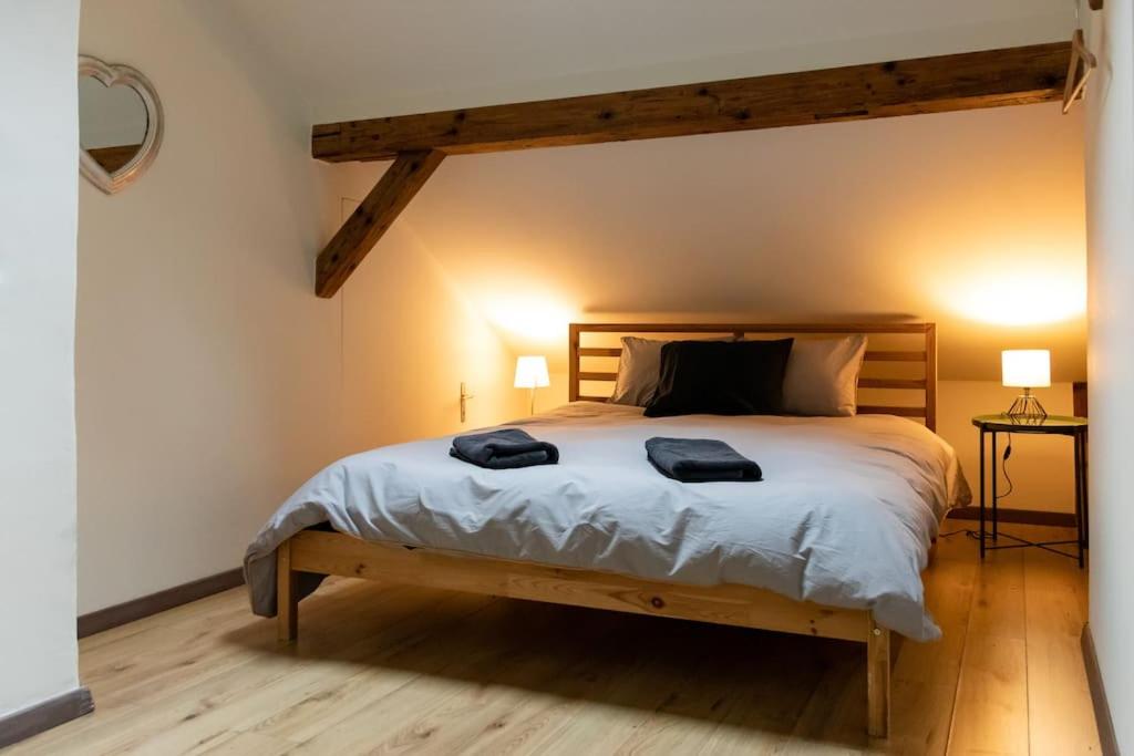Postel nebo postele na pokoji v ubytování Lakeview Family Apartment