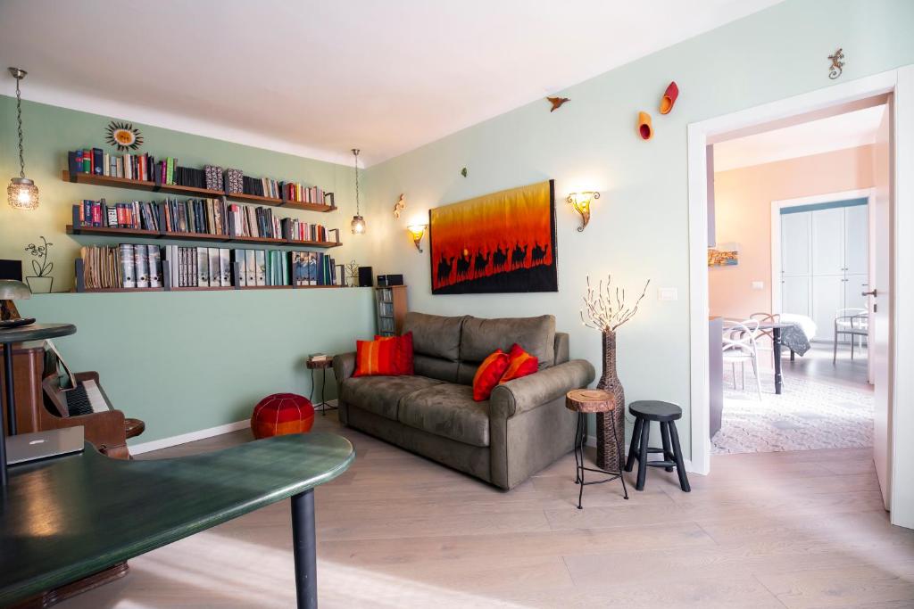 ein Wohnzimmer mit Sofa und Bücherregal in der Unterkunft Patty s home in Genua