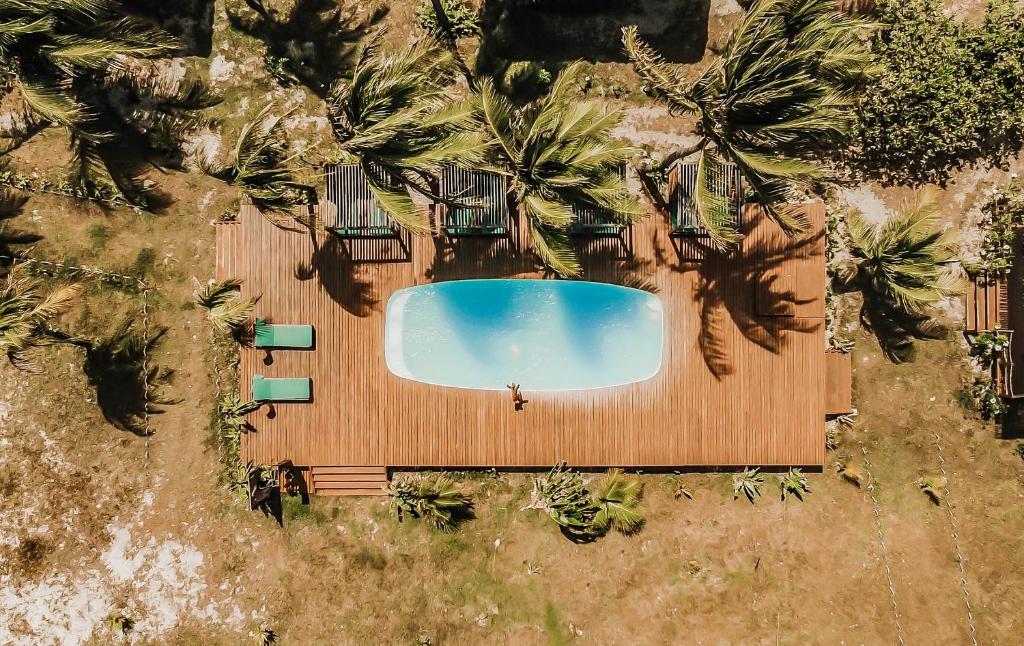 uma vista sobre uma piscina com palmeiras em Vila Vento em Atins