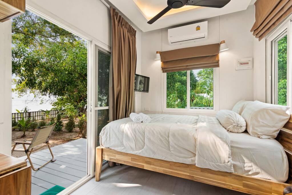 サムイ島にあるBrand New Beachfront & Secluded Tiny Houseのベッドルーム(大型ベッド1台、バルコニー付)