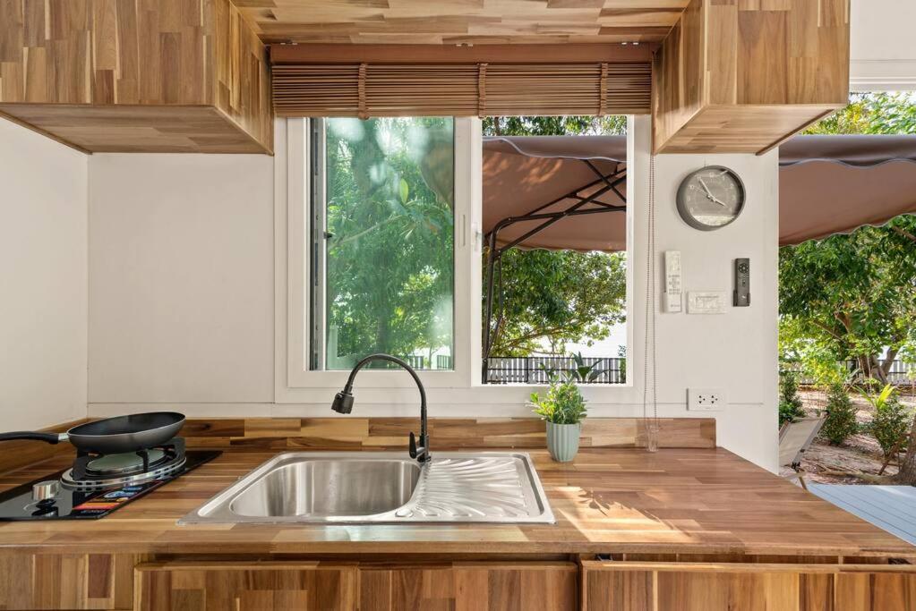 サムイ島にあるBrand New Beachfront & Secluded Tiny Houseのキッチン(シンク付)、窓