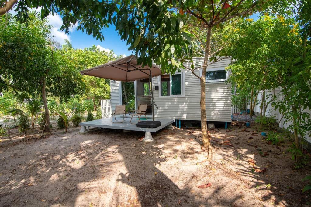Brand New Beachfront & Secluded Tiny Houseにある庭
