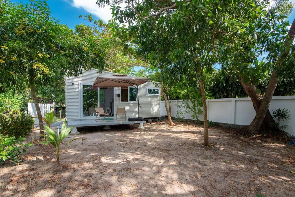 Brand New Beachfront & Secluded Tiny Houseにある庭