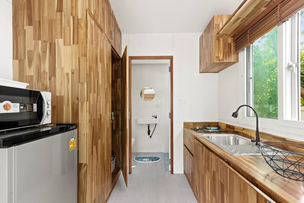 Brand New Beachfront & Secluded Tiny Houseにあるキッチンまたは簡易キッチン