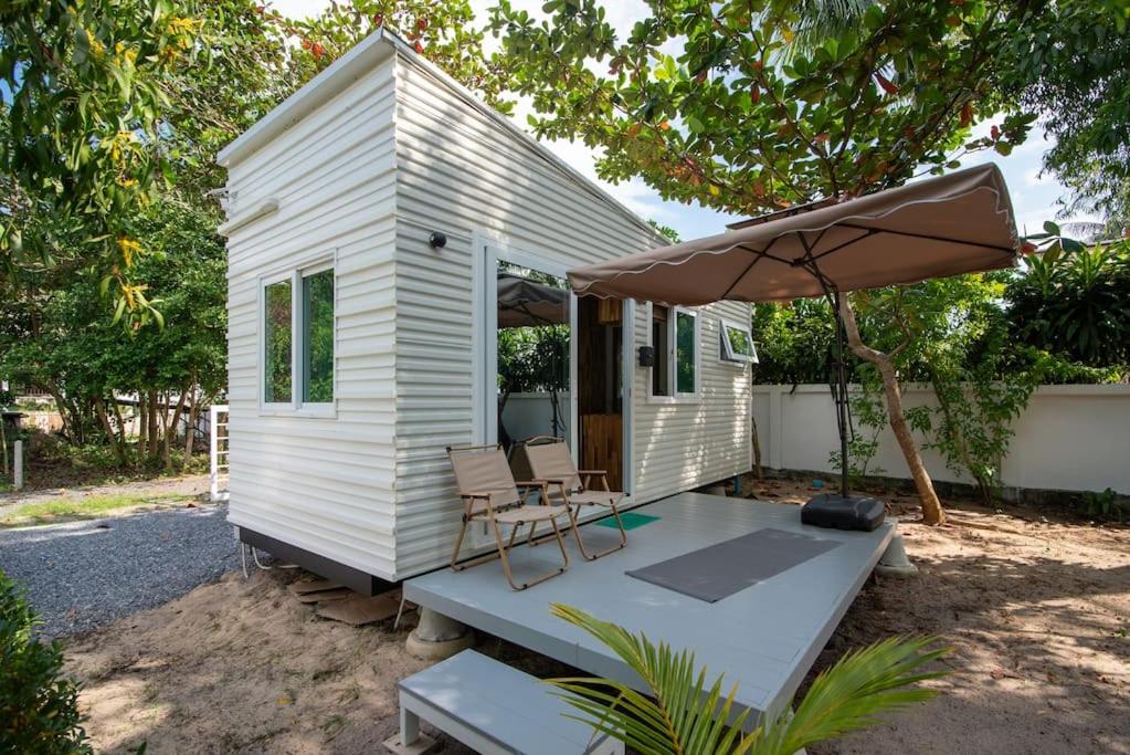 Brand New Beachfront & Secluded Tiny Houseにある庭