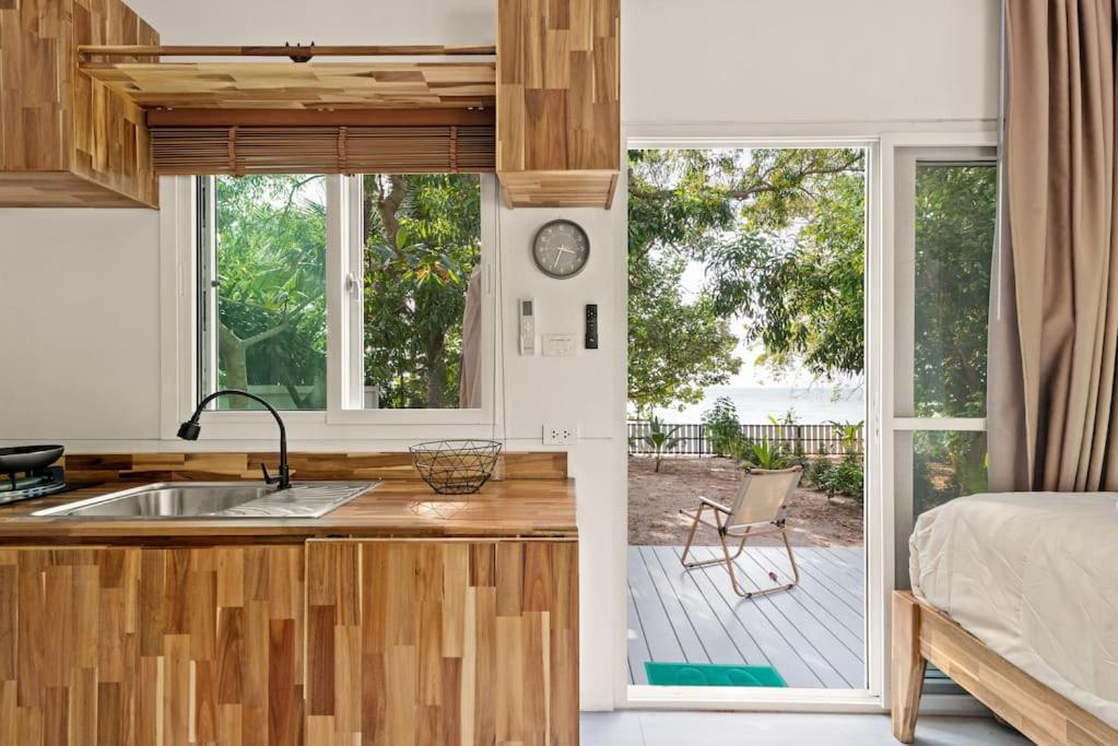 Brand New Beachfront & Secluded Tiny House في كوه ساموي: مطبخ مع حوض وغرفة نوم مع سرير