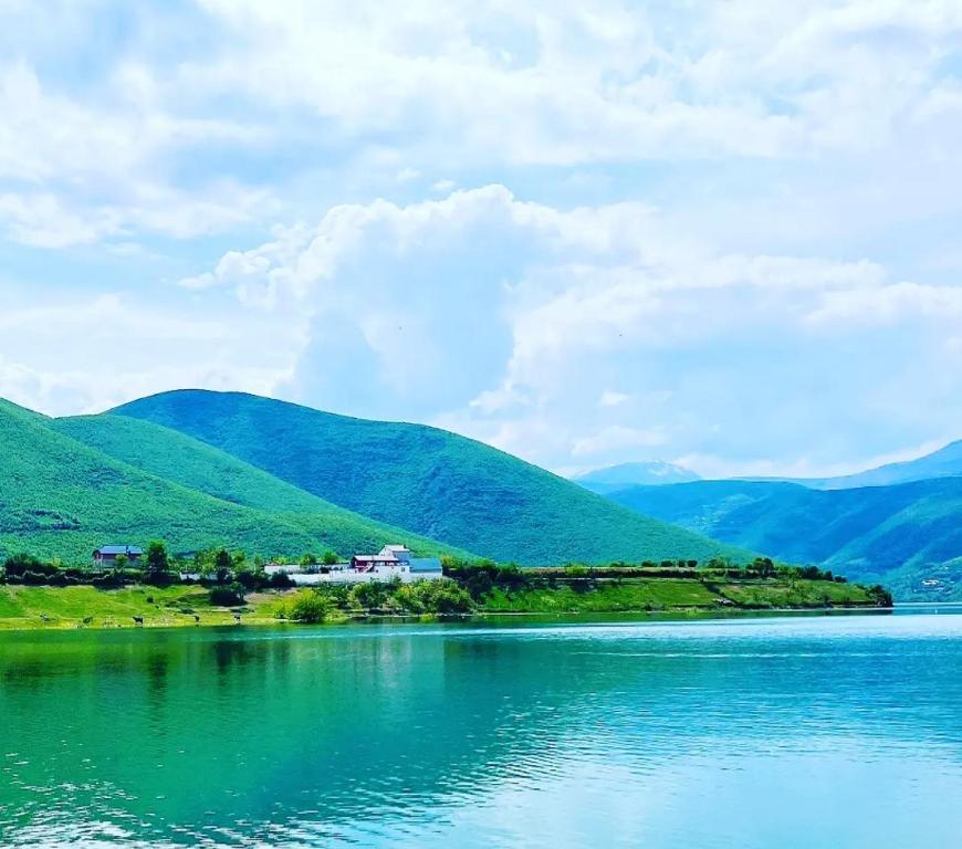 uma vista para um lago com montanhas ao fundo em SuperPanorama GuestHouse em Kukës