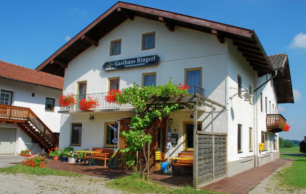 Gasthaus Hingerl في Obing: مبنى به لوحة تدل على فندق سانتا كلوز