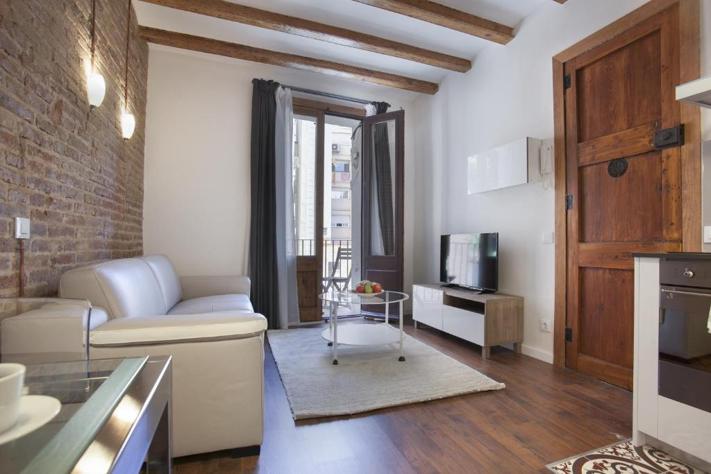 バルセロナにあるTendency Apartments - Sagrada Familiaのリビングルーム(ソファ、テレビ付)