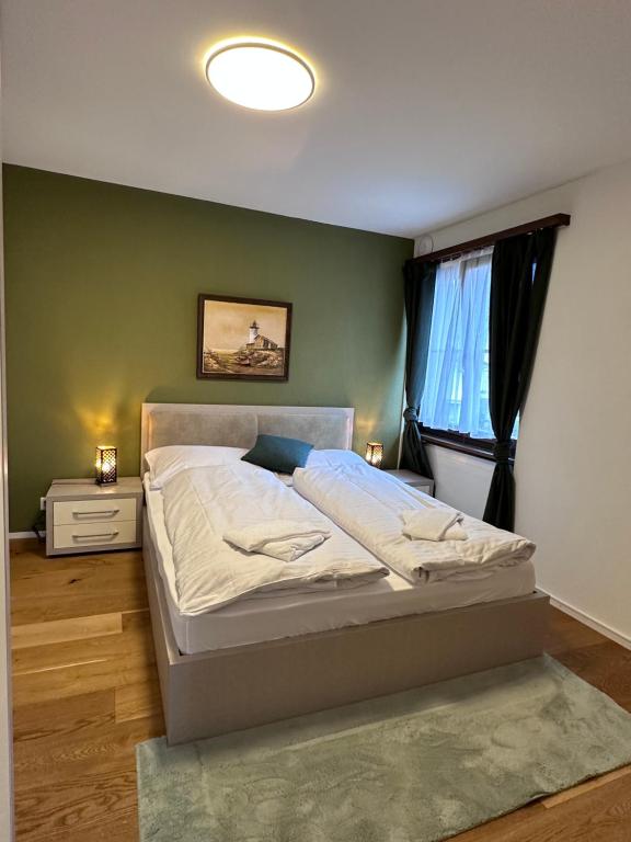1 dormitorio con cama y pared verde en WELCOME HOTEL - Hellbühl, en Hellbühl