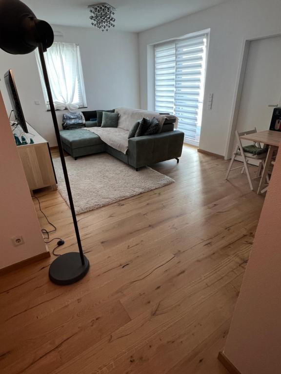 sala de estar con sofá y lámpara de pie en Zentral & ruhig wohnen in Gießen, en Giessen