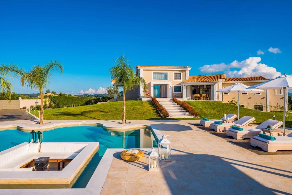 uma casa com piscina e uma casa em Villa Shangri-La em Sarakinádhon