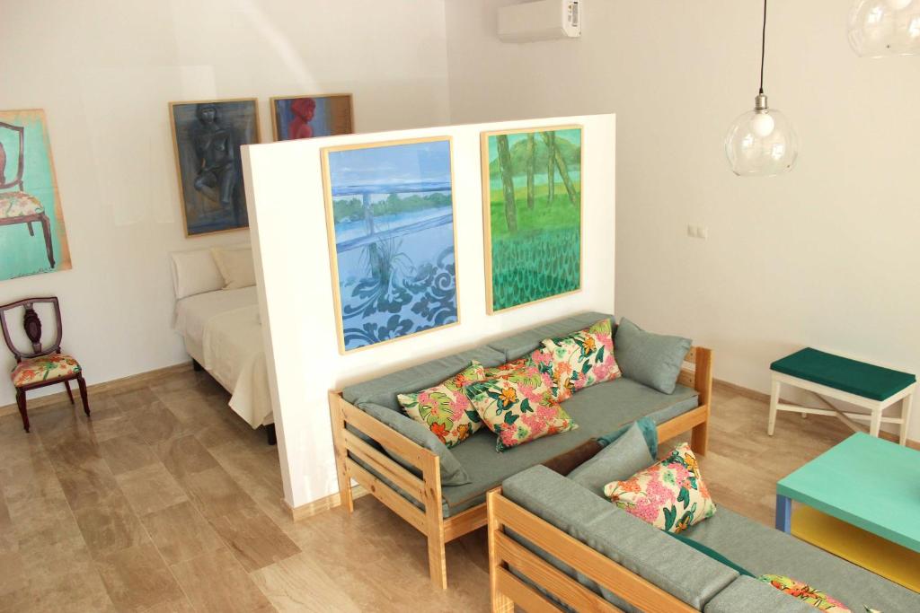 sala de estar con sofá y mesa en Nuevo Estudio moderno, agradable y cómodo, en Sevilla