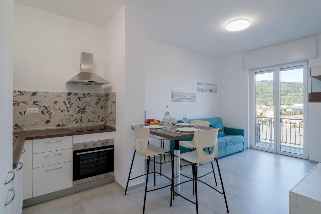 eine Küche mit einem Tisch und Stühlen im Zimmer in der Unterkunft ligurian holidays sea view in San Bartolomeo al Mare