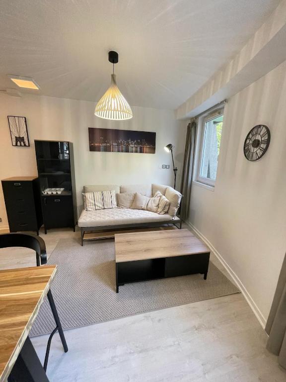 un salon avec un canapé et une table dans l'établissement Catalans by Yumē, à Toulouse