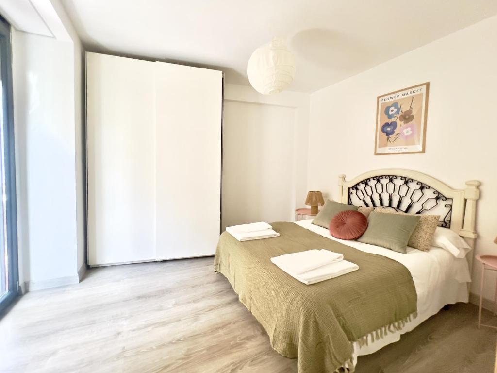 - une chambre avec un lit et une grande fenêtre dans l'établissement Housingleón Cardiles, à León