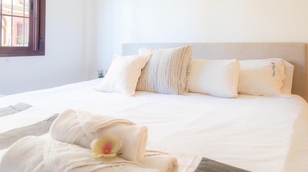 Posteľ alebo postele v izbe v ubytovaní Club Salino Hideaway-Your Peaceful Retreat with Pool in Torrevieja