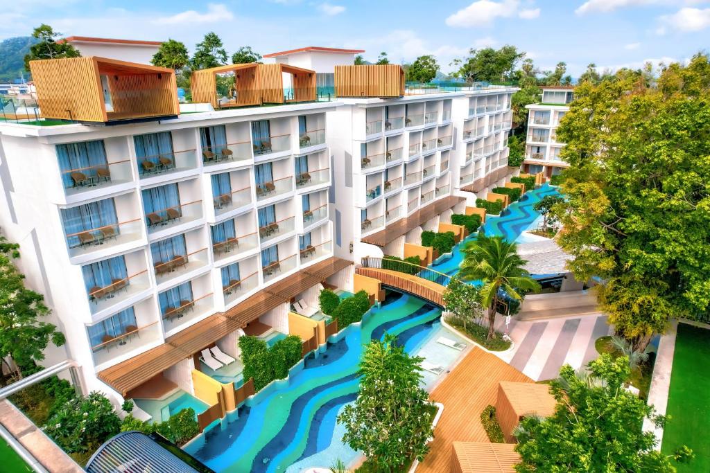 eine Luftansicht eines Hotels mit Pool in der Unterkunft Andaman Embrace Patong, Phuket in Patong Beach