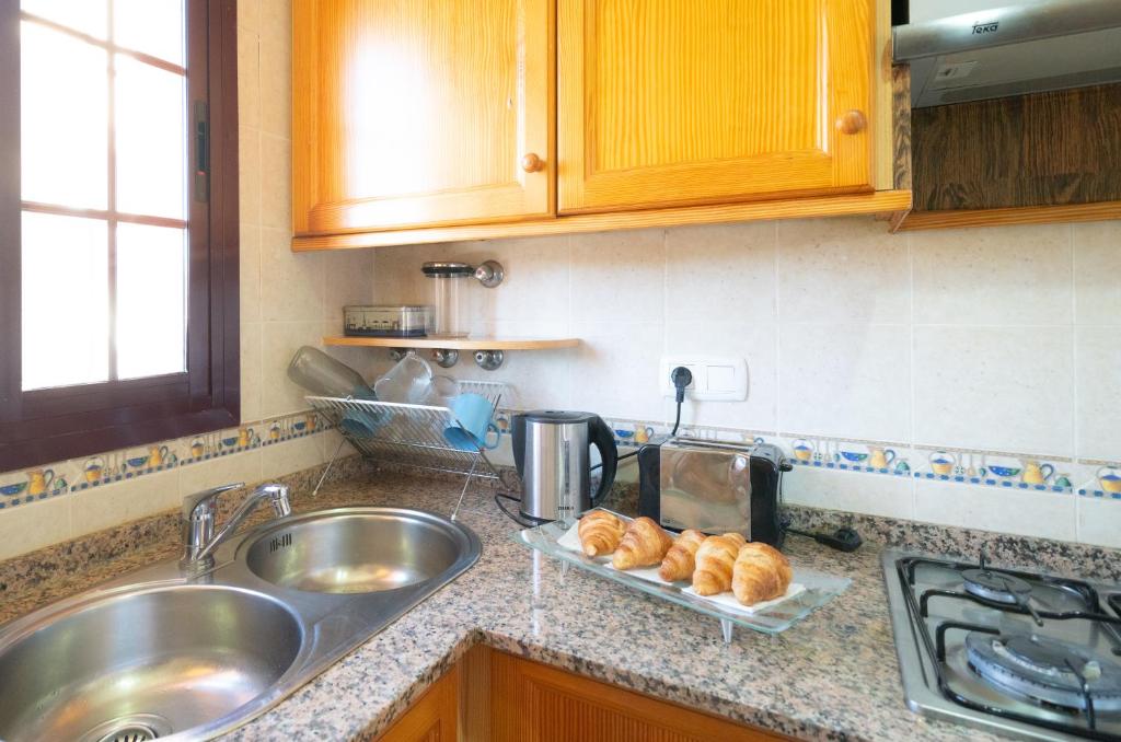 Kuchyňa alebo kuchynka v ubytovaní Club Salino Hideaway-Your Peaceful Retreat with Pool in Torrevieja