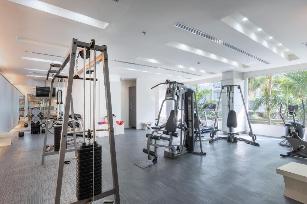 Fitness centrum a/nebo fitness zařízení v ubytování Andaman Embrace Patong, Phuket