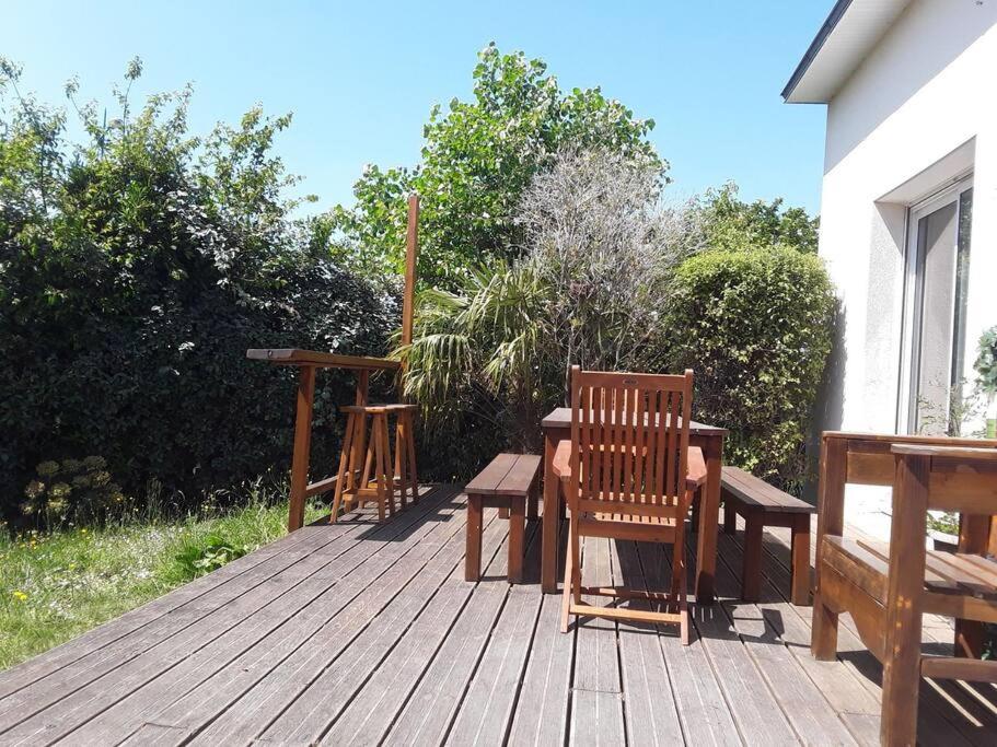 deux chaises et une table sur une terrasse en bois dans l'établissement maison à 5 min de la plage, à l'Île-Tudy