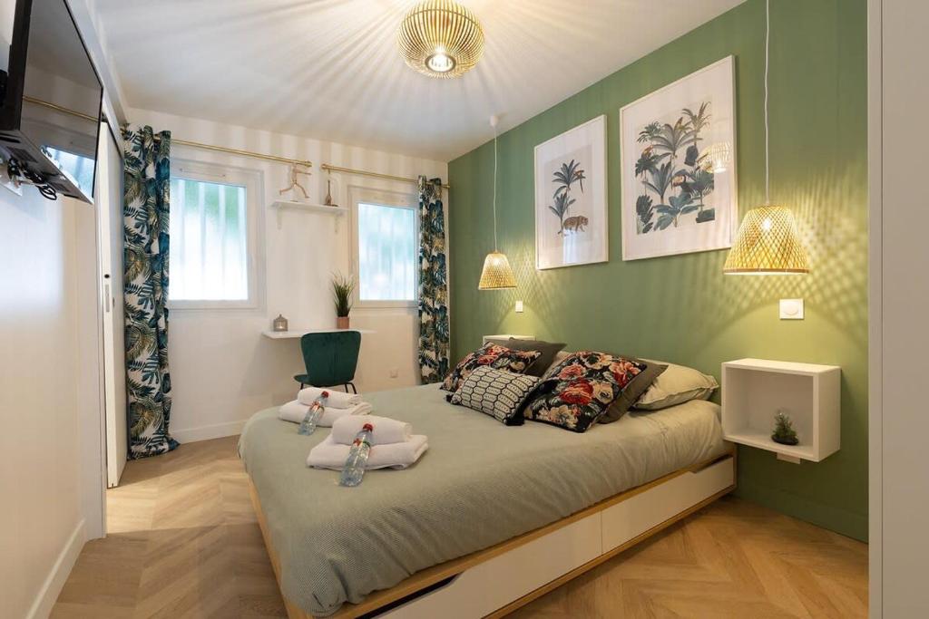 une chambre avec un lit avec deux poupées dessus dans l'établissement Le Nid - City Center - Fontainebleau, à Fontainebleau