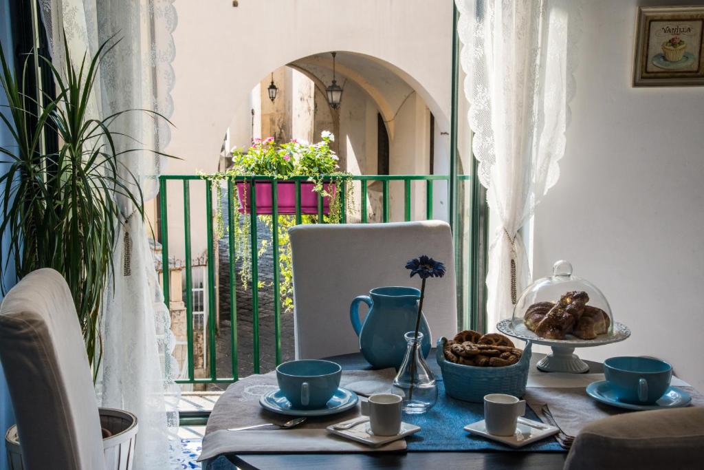 d'une table avec une assiette de nourriture au-dessus dans l'établissement B&b Isabel, à Salerne